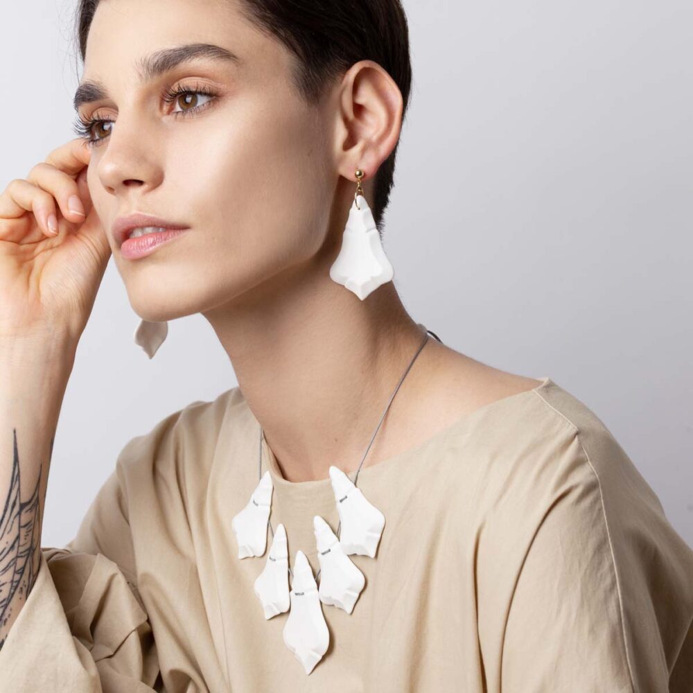 Vesna-Garic-collier-plastron-pampilles-porcelaine-blanc-Princesse